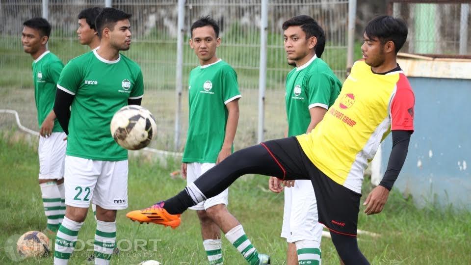 Mantan kiper Persija Jakarta, Adixi Lenzivio (kanan).